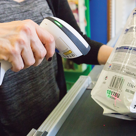 工业激光条码扫描枪工作场景图